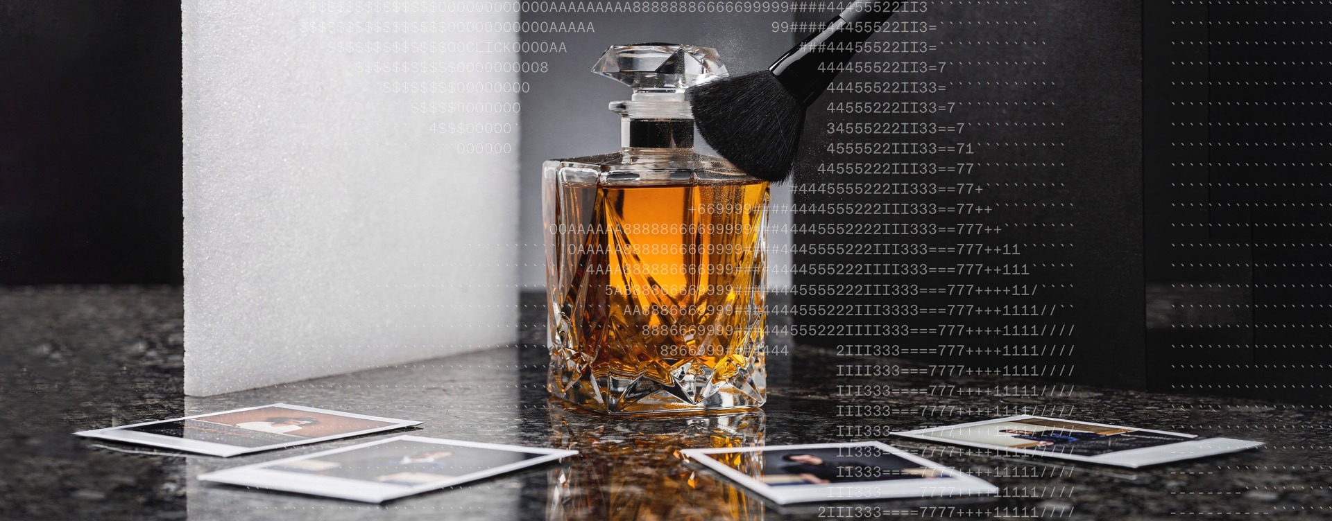 Hero-Image: Kristall-Dekanter mit bernsteinfarbener Flüssigkeit in einem professionellen Studio-Setup mit Reflektoren, ein Pinsel entfernt Staub, im Vordergrund liegen Test-Polaroids, High-End Art Direction von The Impression.