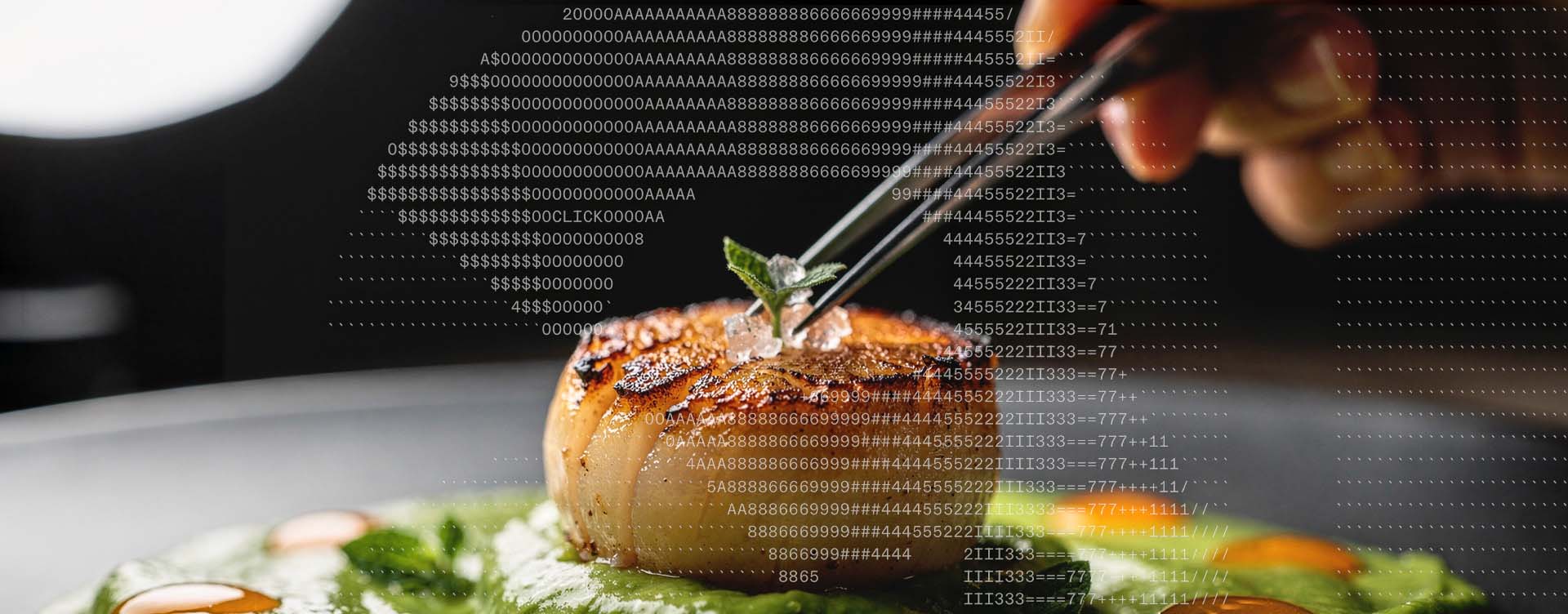 Hartscharfer 16:9 Makro-Shot: Eine Pinzette platziert Garnitur auf einer geflämmten Jakobsmuschel, Food-Styling-Session im Phase One IQ4 Standard, Art Direction von The Impression.