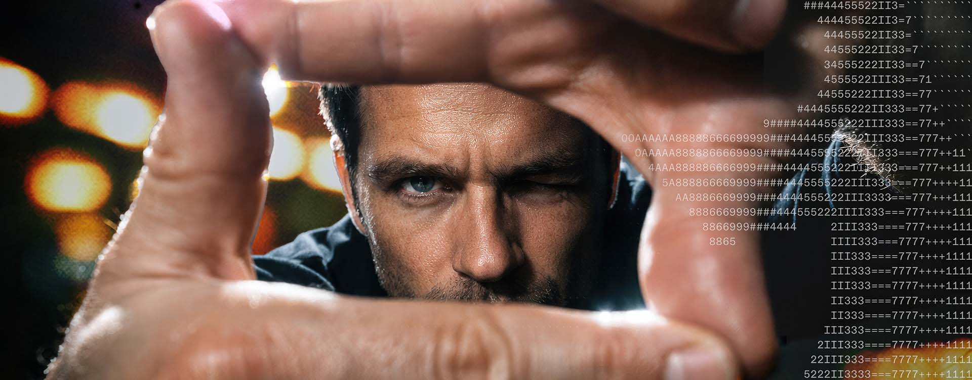 Hero-Image: Ein Mann formt mit seinen Händen einen Sucherrahmen vor seinem Auge, überlagert von digitalem ASCII-Code und atmosphärischem Licht, symbolisiert die kreative Kontrolle und Art Direction von The Impression.