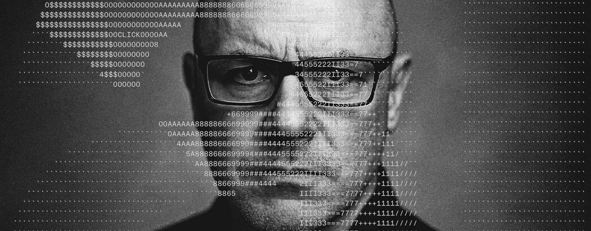 Dramatisches Schwarz-Weiß-Porträt eines Mannes mit Brille, überlagert von ASCII-Daten-Code, symbolisiert die Verschmelzung von menschlicher Kreativität und KI-gestützter Bildproduktion, Hero-Image von The Impression.