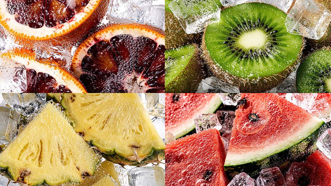 Hartscharfer 16:9 Quad-Split: Makroaufnahmen von Blutorange, Kiwi, Ananas und Wassermelone in kohlensäurehaltigem Eiswasser, chirurgische Schärfe auf Texturen und Wasserphysik, High-End Food-Art-Direction von The Impression.