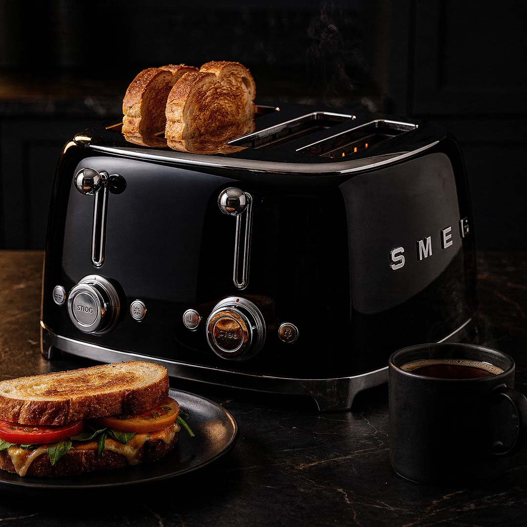 Hartscharfer High-End Produktshot eines schwarzen SMEG Toasters auf dunklem Marmor, rauchender Kaffee und Toast im Vordergrund, professionelle Food-Art-Direction von The Impression.