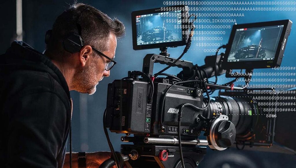 Cineastische 16:9-Großaufnahme: Ein Kameramann an einer Arri-Alexa-Kamera, überlagert mit digitalem Binärcode und ASCII-Grafik, Fokus auf professionelle Filmproduktion und KI-Technologie, Art Direction von THE IMPRESSION.